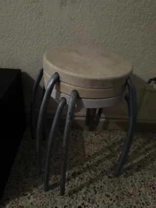 Taburetes metálicos y de plástico