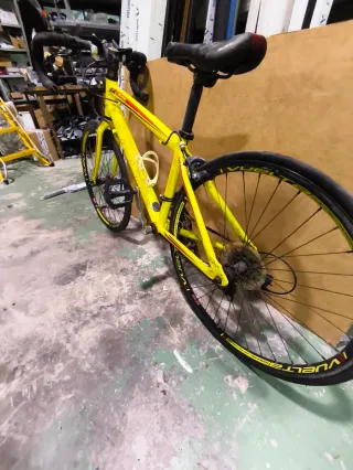 Bicicleta de carretera amarilla