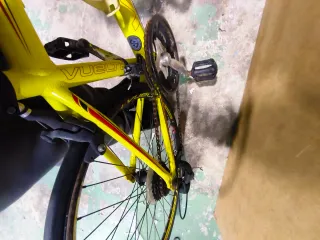 Bicicleta de carretera amarilla