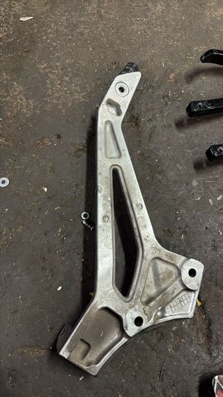 Soporte Estribo Izq Kawasaki ER500 2006