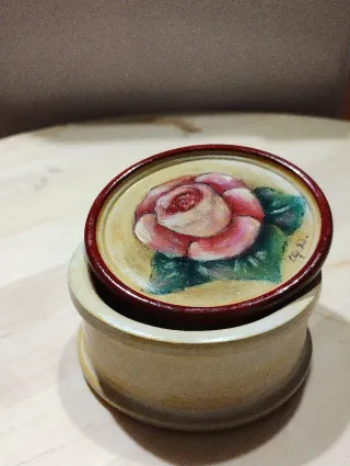 Soprammobile decorativo con una  rosa .