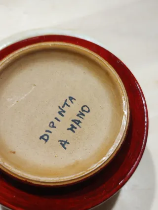 Soprammobile decorativo con una  rosa .