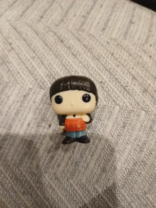 2 Figuras huevo kinder Stranger Things