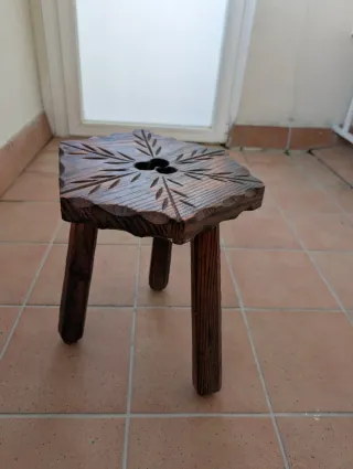 Banqueta de madera artesanal tallada