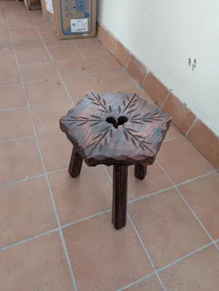 Banqueta de madera artesanal tallada