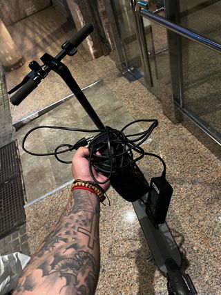 Patinete Eléctrico Negro xiaomi con rueda y casco