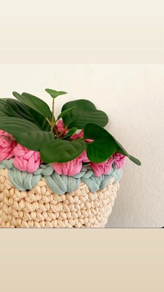 Cesto uncinetto rosa e beige