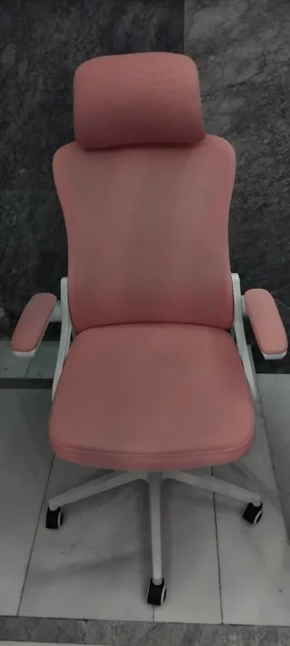 Silla de oficina ergonómica naranja y blanca