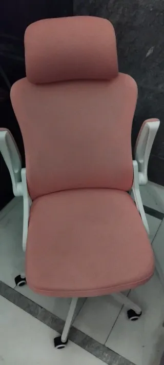 Silla de oficina ergonómica naranja y blanca