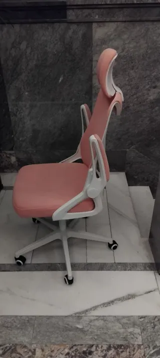 Silla de oficina ergonómica naranja y blanca