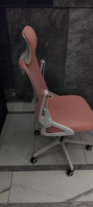 Silla de oficina ergonómica naranja y blanca