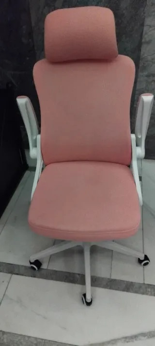 Silla de oficina ergonómica naranja y blanca