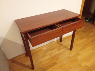 Mesa de madera con cajones