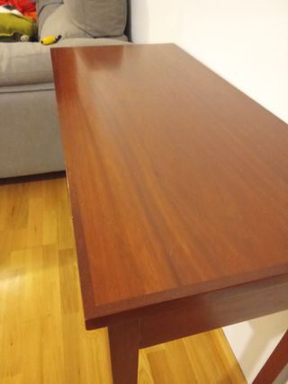 Mesa de madera con cajones