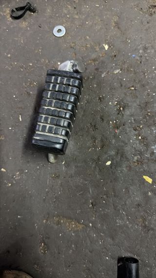 Estribera delantera derch Kawasaki ER500,2006