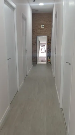Se alquilan cabinas de estética.