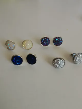 13 pares pendientes.  Bisutería de buena calidad