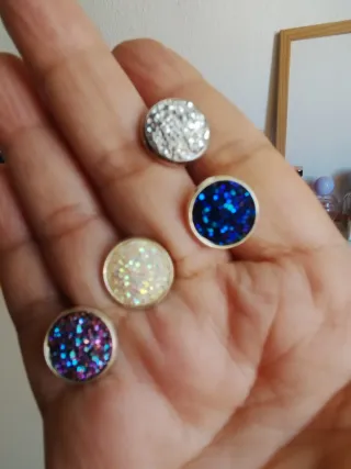 13 pares pendientes.  Bisutería de buena calidad