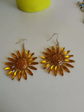 13 pares pendientes.  Bisutería de buena calidad