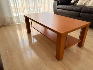 Mueble comedor madera maciza con mesa auxiliar.