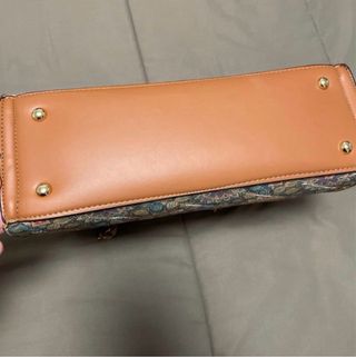 Bolso de hombro con cadena y estampado