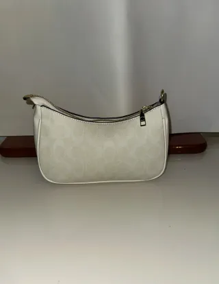 Bolso Coach Blanco con detalles dorados