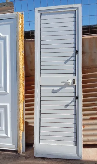 Puerta de aluminio con lamas