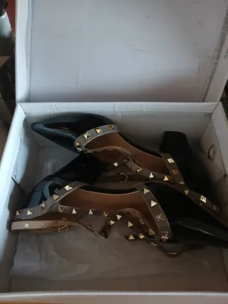 Zapatos de tacón negros y dorados talla 39