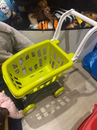 Carrito de supermercado de juguete verde
