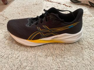 ASICS VERSABLAST 4 Negro/Dorado