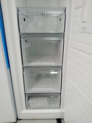 Congelador Vertical Balay Blanco