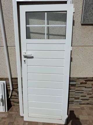 Ventana blanca con rejas y manilla