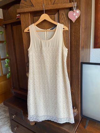 Vestido de fiesta guipur color marfil. Zara