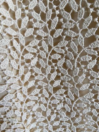 Vestido de fiesta guipur color marfil. Zara