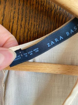 Vestido de fiesta guipur color marfil. Zara