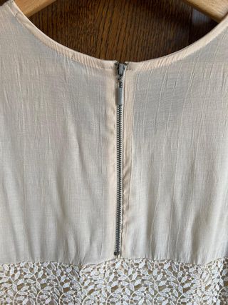 Vestido de fiesta guipur color marfil. Zara