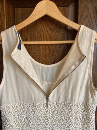 Vestido de fiesta guipur color marfil. Zara