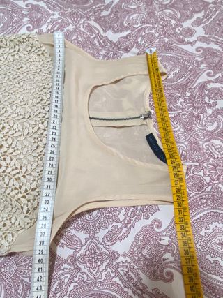 Vestido de fiesta guipur color marfil. Zara