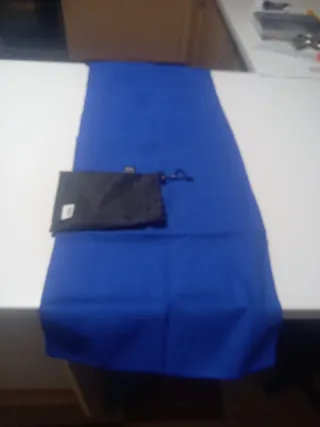 Toalla deportiva azul con funda