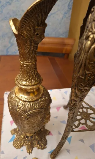 Pie de bronce y jarron