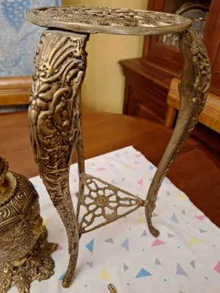 Pie de bronce y jarron