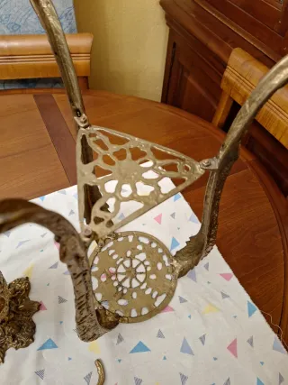 Pie de bronce y jarron