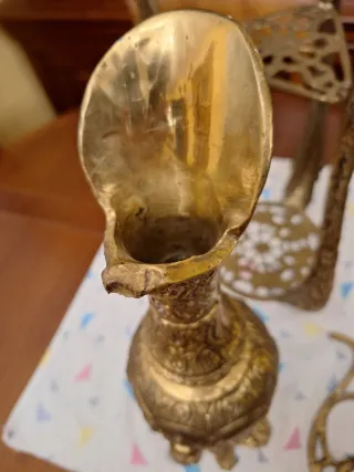 Pie de bronce y jarron