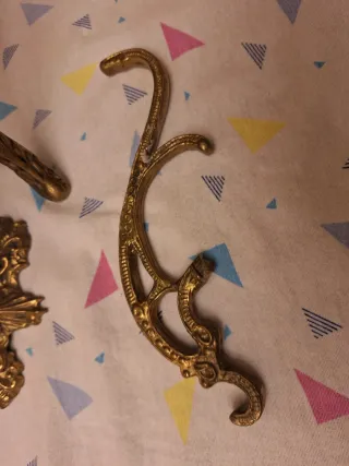 Pie de bronce y jarron