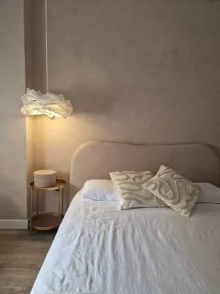 Mesita auxiliar dorada de metal