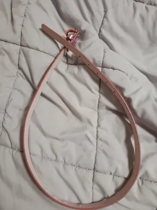 Cinturón rosa con corazones y brillos