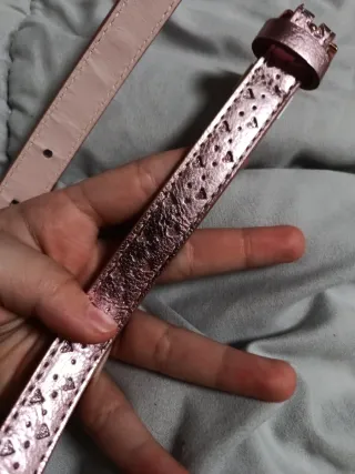 Cinturón rosa con corazones y brillos