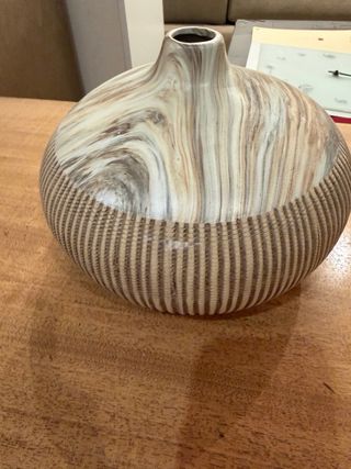 Jarrón decorativo estilo madera