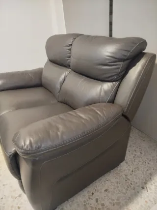 Sofá de 2 plazas en piel gris