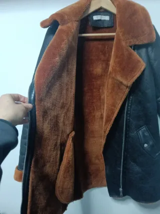 Gabardina negra y marrón